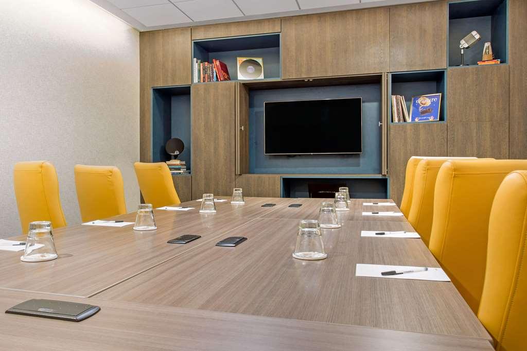 Cambria Downtown Center Hotel 4*